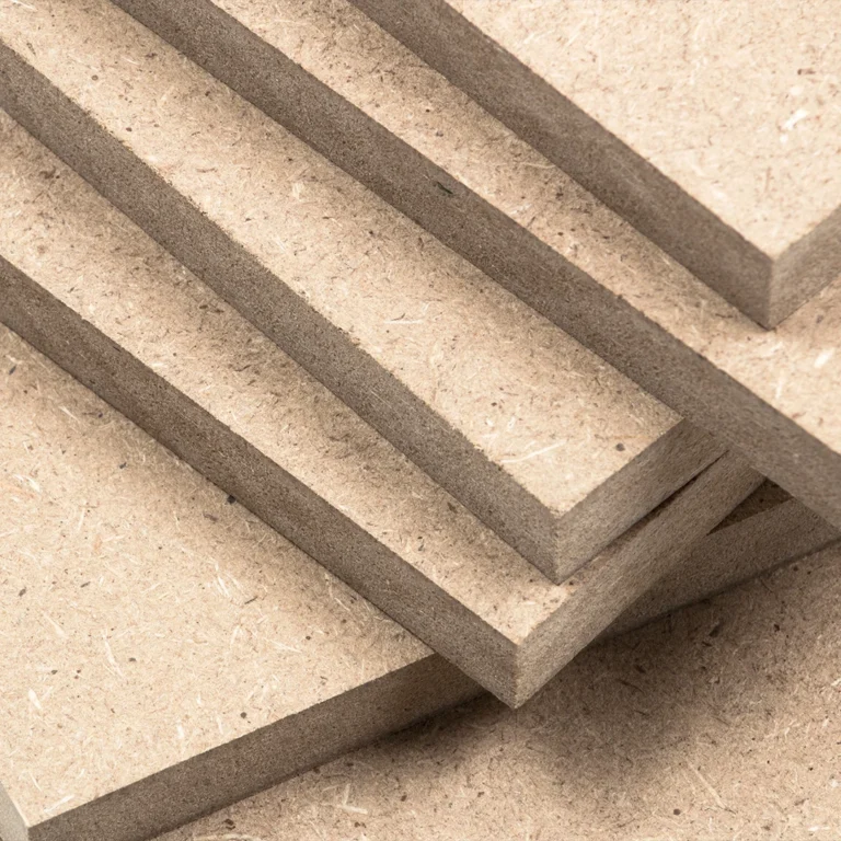 staplade MDF-skivor i närbild